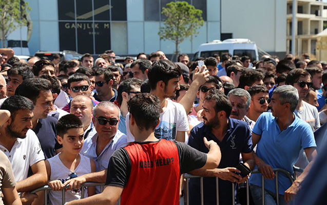 qarabagin-oyunu-ucun-kassalar-onunde-novbe